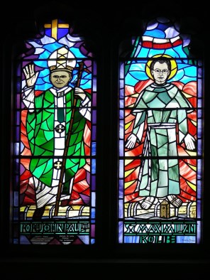 교황 성 요한 바오로 2세와 성 막시밀리아노 마리아 콜베_photo by Tomasz Tuszko_in the Catholic Church of St Mary in Inverness_Scotland.jpg